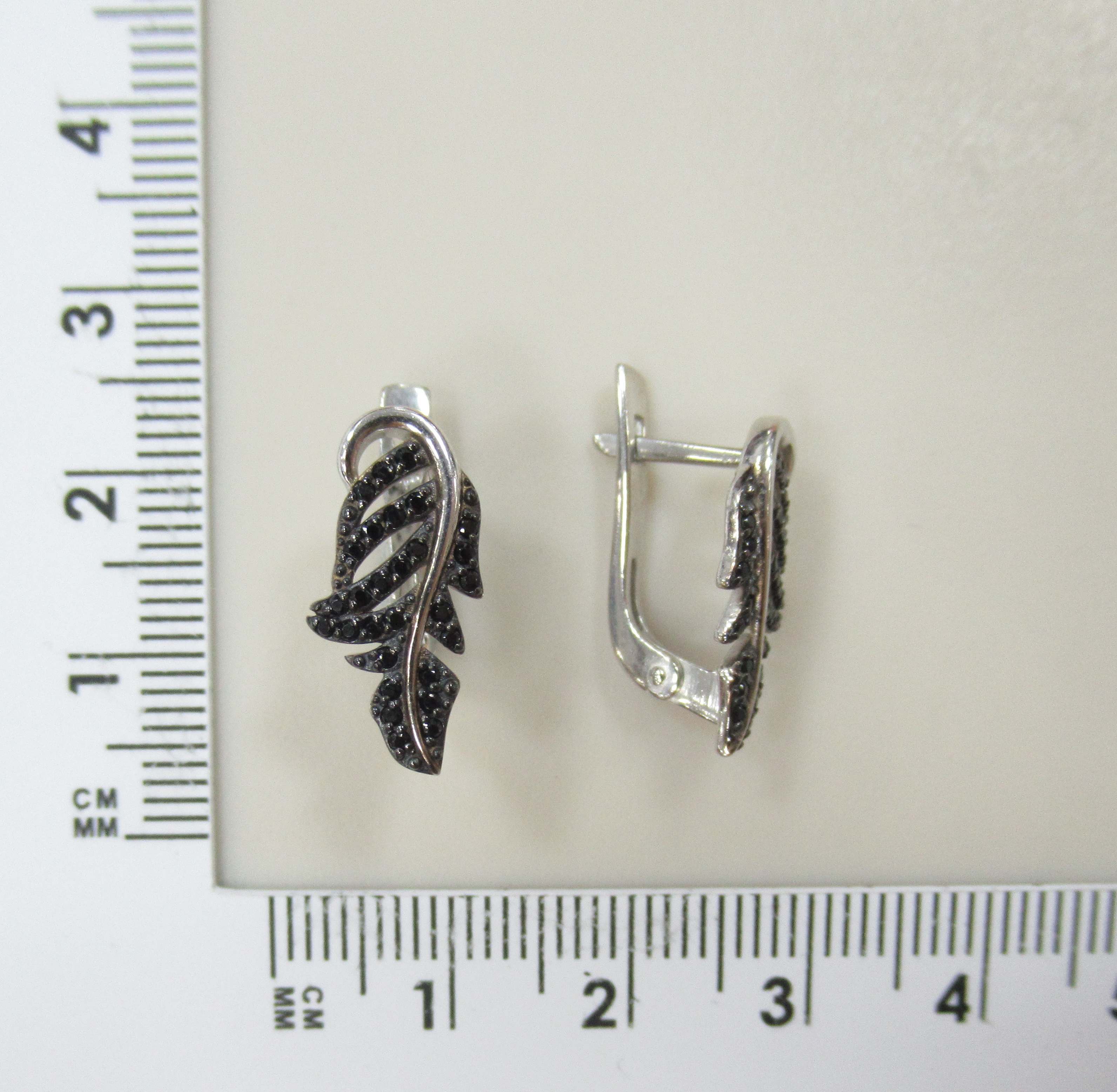 Серебряные серьги со шпинелью "Перо"